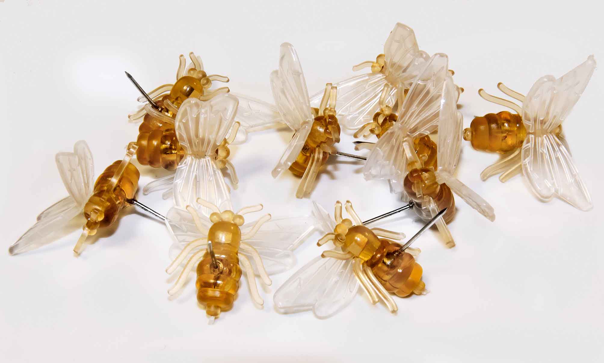 Plastikbiene mit Nadel