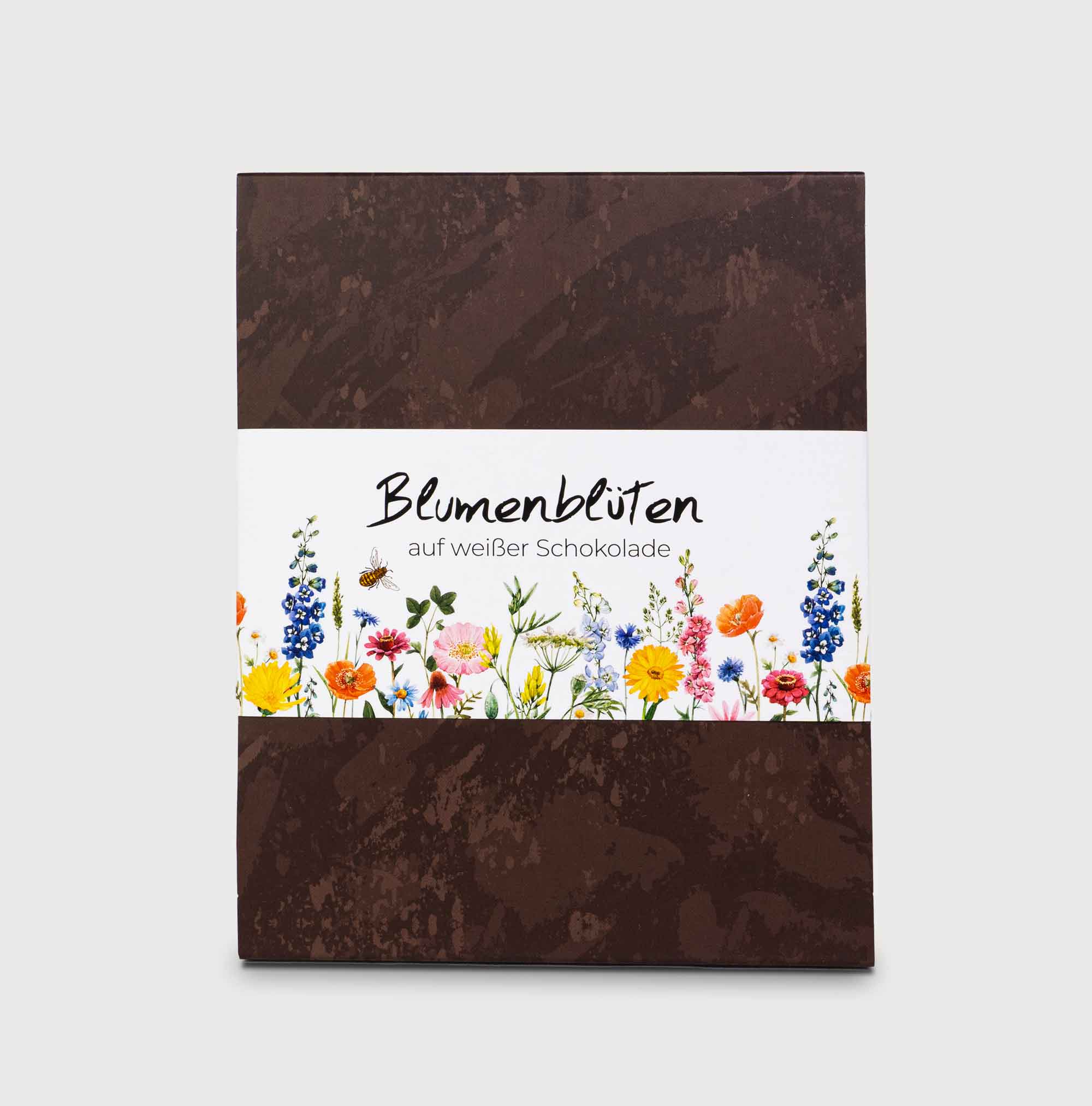 Blumenblüten auf weißer Schokolade