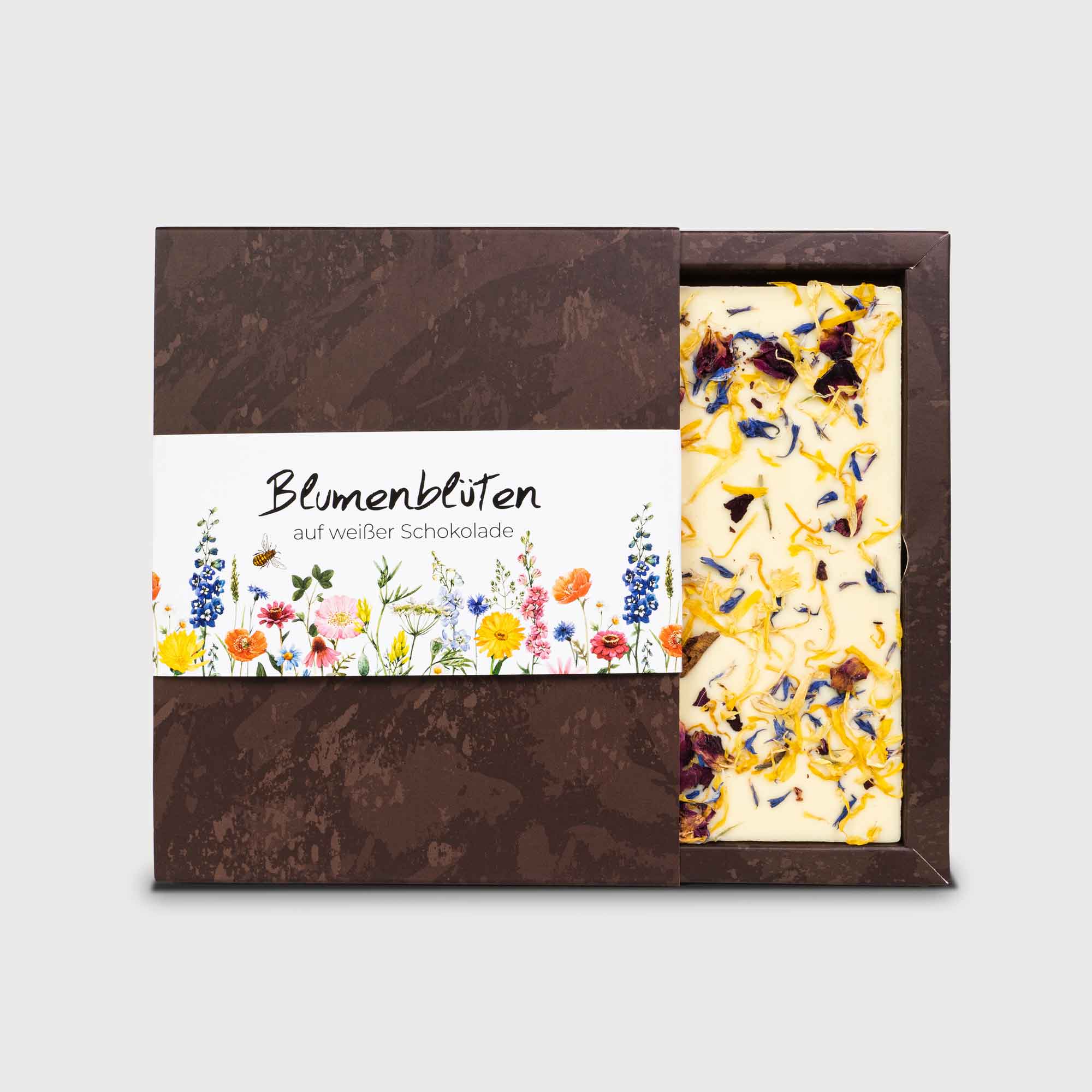 Blumenblüten auf weißer Schokolade